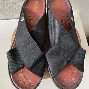BZees Slip On Wedge Sandals Size 10M EUC
